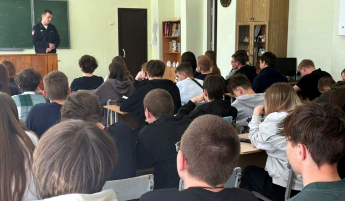 В Артемовском за 4 месяца - почти 90 обманутых мошенниками. Полицейские проводят беседы, чтобы предупредить и проинформировать